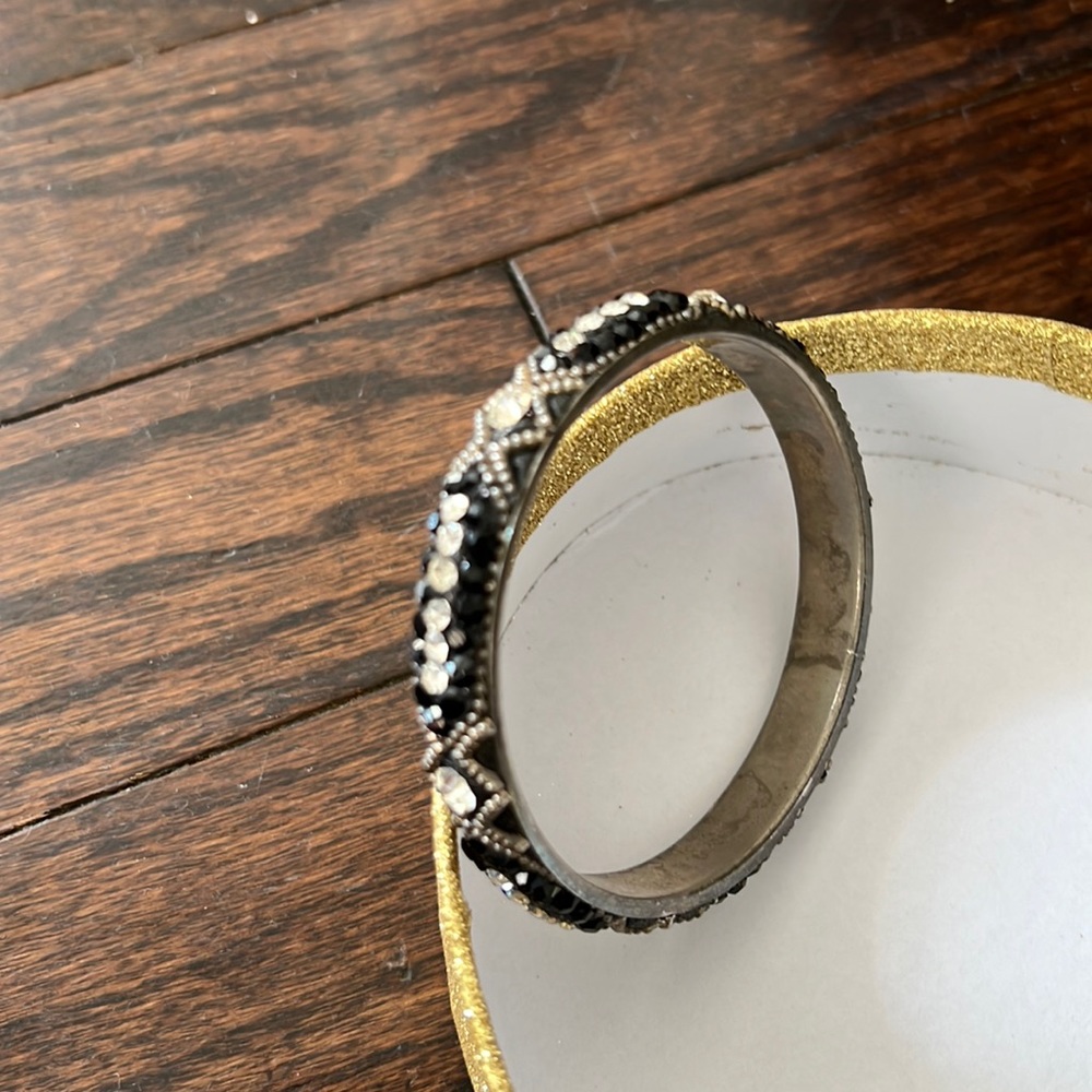 Bracelet with black and white stones.
